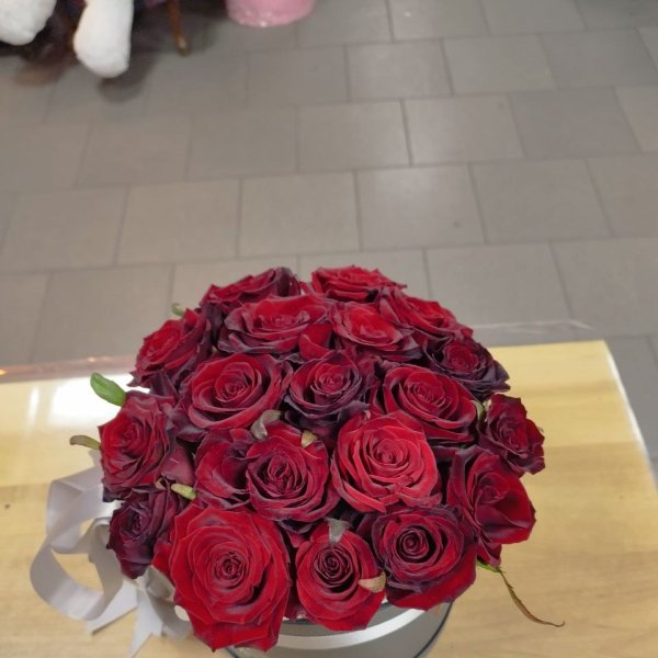 Красные розы в коробке 23 шт - Неринга