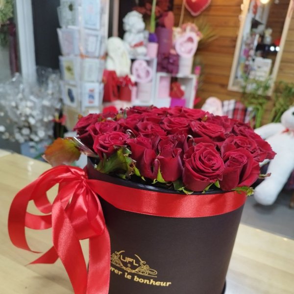 Красные розы в коробке 23 шт - Маркклирберг
