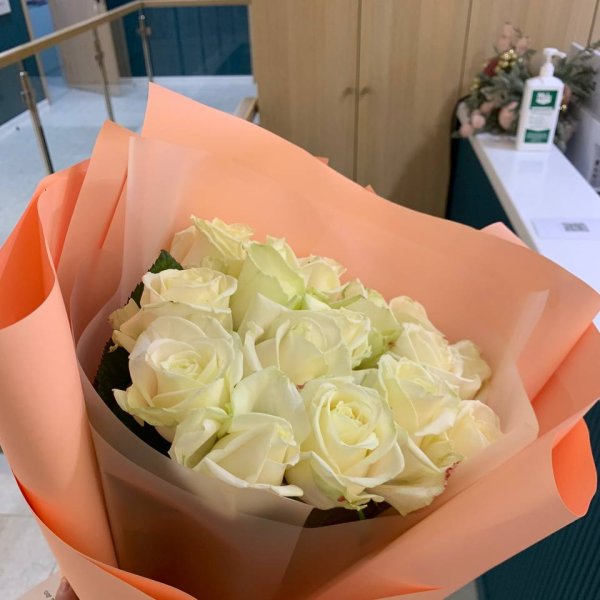 15 белых роз Белоснежка - Атьенса