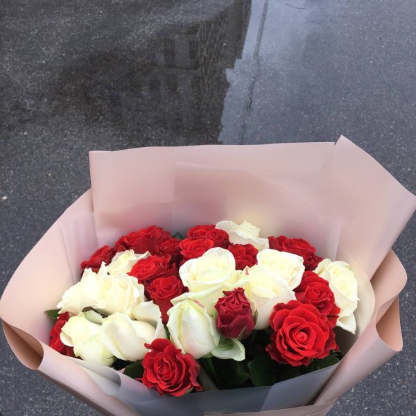 25 red and white roses - Novye Markautsy