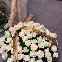 Траурна корзина з білих троянд - Кредітон