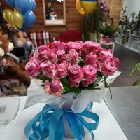 Розовые кустовые розы в коробке - Козлов