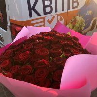 151 red roses - Kissing