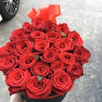 Красные розы в коробке 23 шт - Неринга
