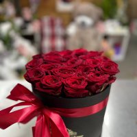 Красные розы в коробке 23 шт - Тоннерре
