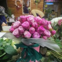 Розовые кустовые розы в коробке - Аван