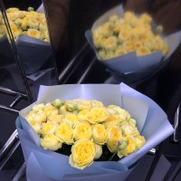 Букет жовтих півоноподібних троянд - Кор Далене