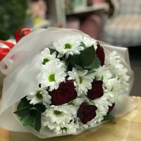Букет из красных роз и хризантем - Сент Денис