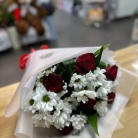 Букет из красных роз и хризантем - Хако