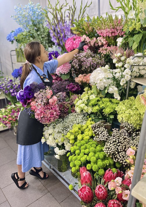 Флорист UFL в квітковому салоні на Подолі